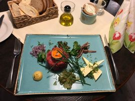Platte mit Filet Americain, Käse, Sardellen und Gewürzgürkchen