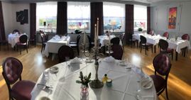 Innenbereich mit dekorierten Tischen von Ben - das Restaurant
